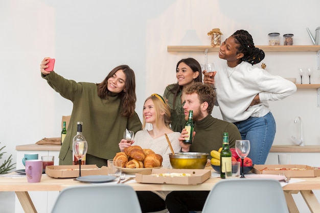 Uśmiechnięte osoby przy stole